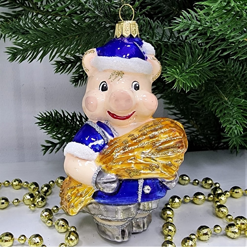 фото Стеклянная елочная игрушка Поросенок с сеном