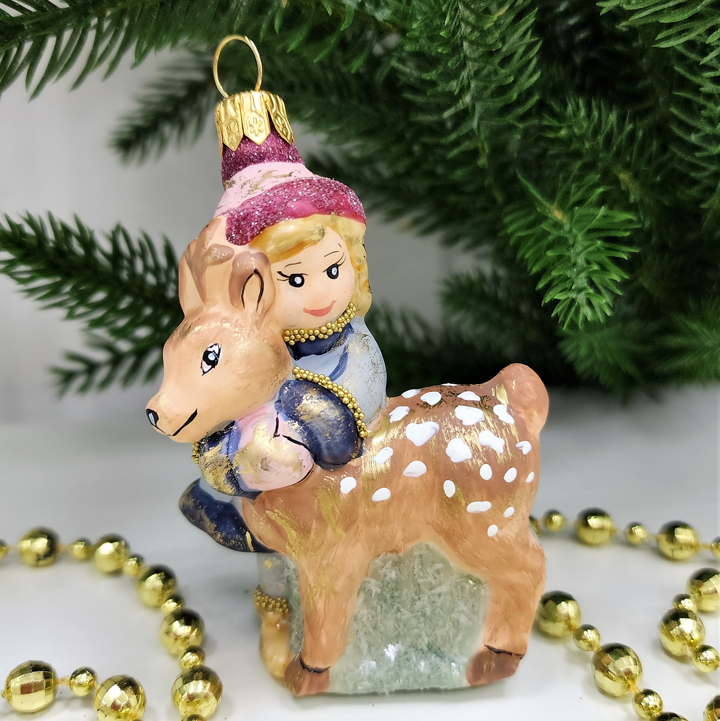 фото Стеклянная елочная игрушка Девочка с олененком