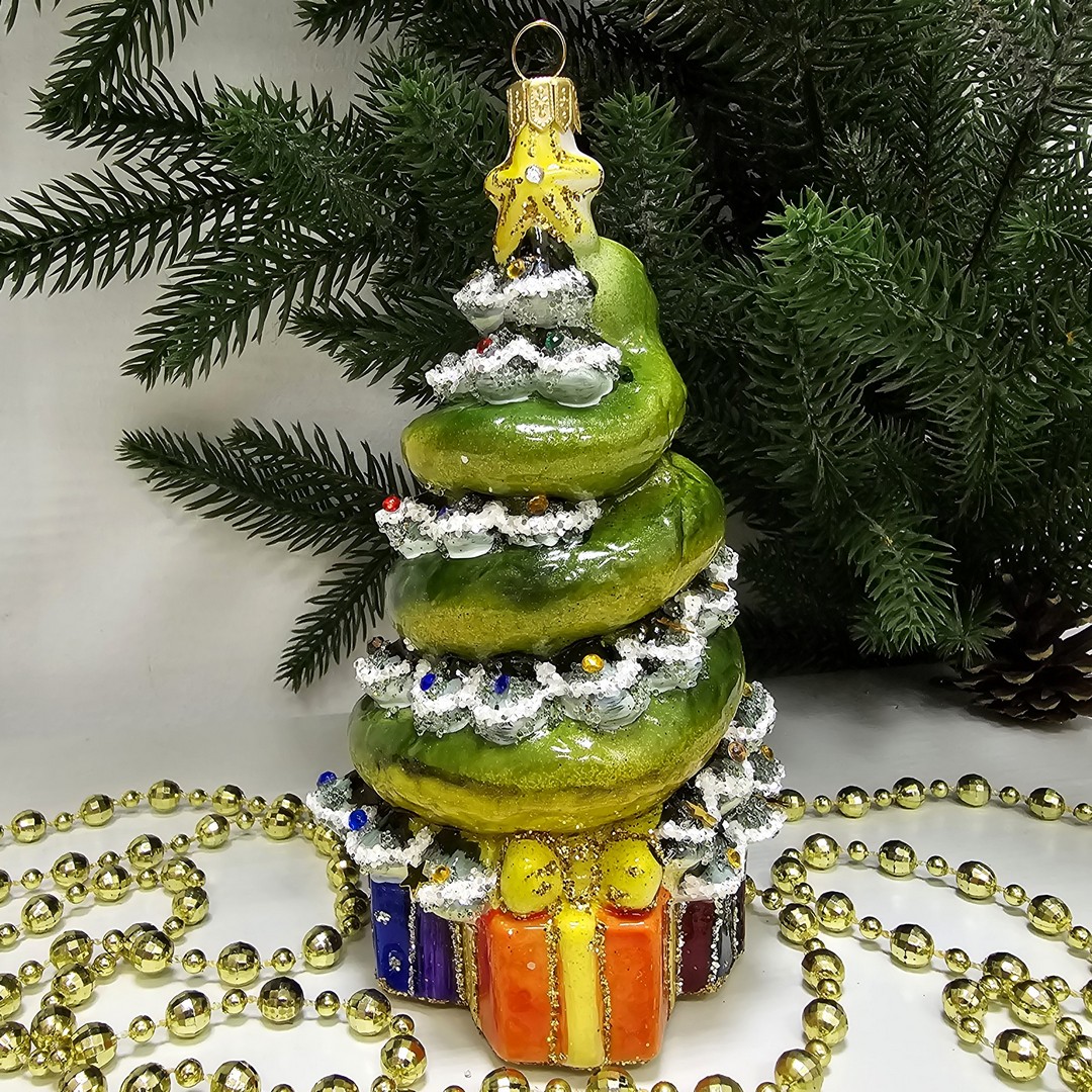 фото Стеклянная елочная игрушка Змея на елке