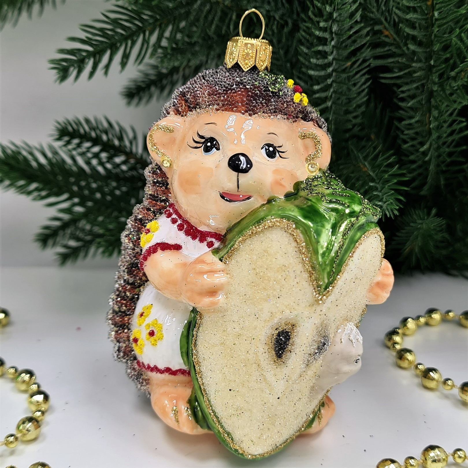 фото Стеклянная елочная игрушка Ежик с яблоком девочка