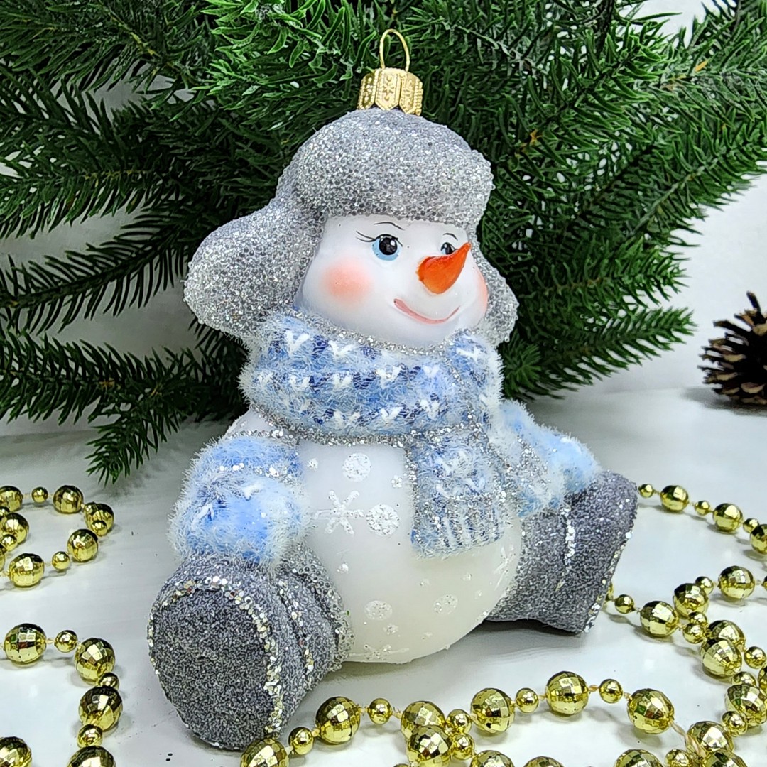 фото Стеклянная елочная игрушка Снеговик в валенках