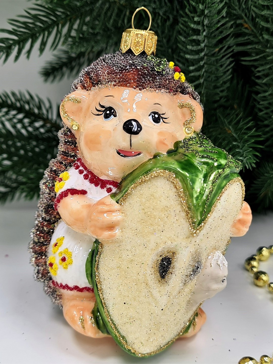 фото Стеклянная елочная игрушка Ежик с яблоком девочка