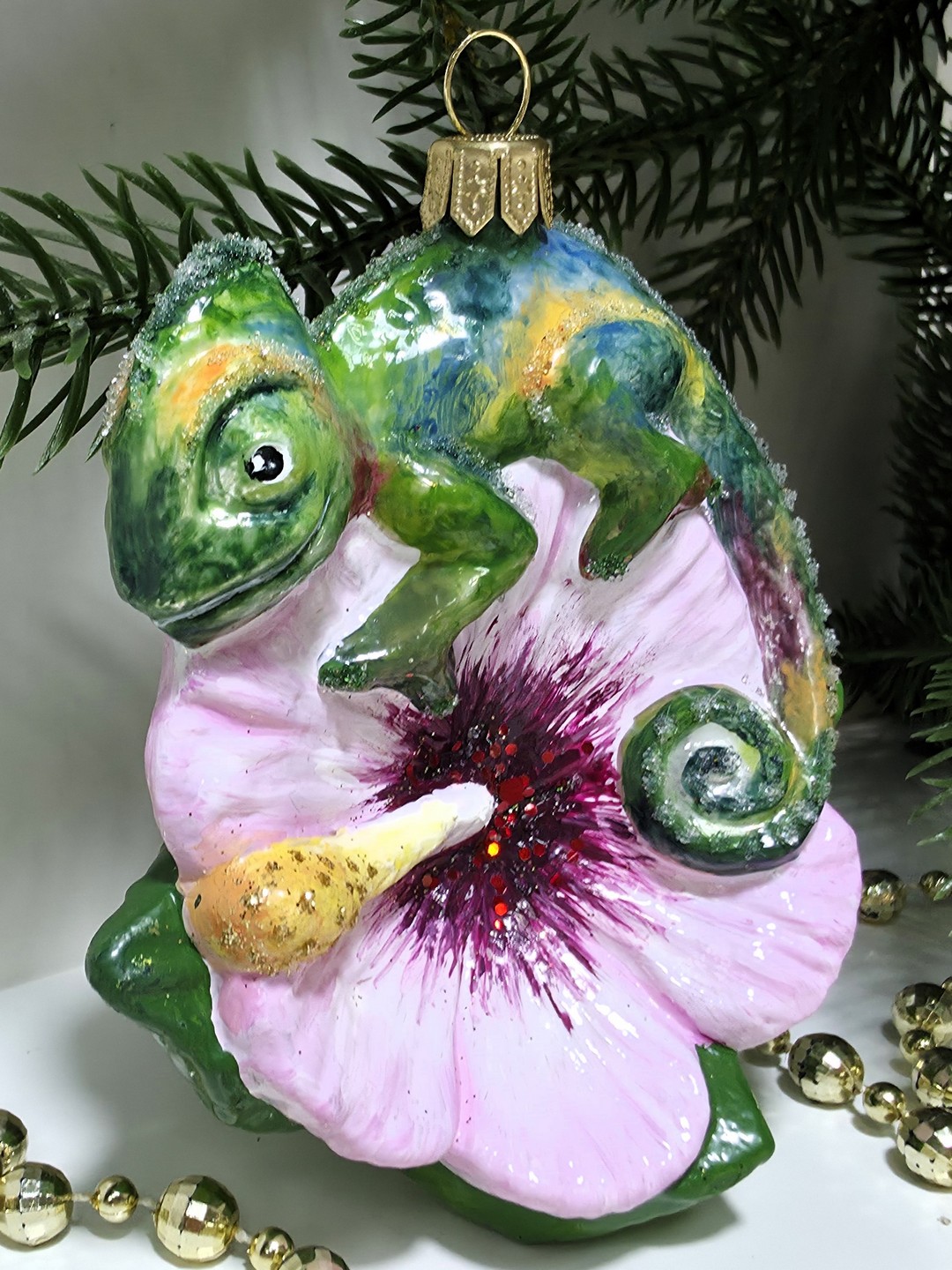 фото Стеклянная елочная игрушка Хамелеон на цветке