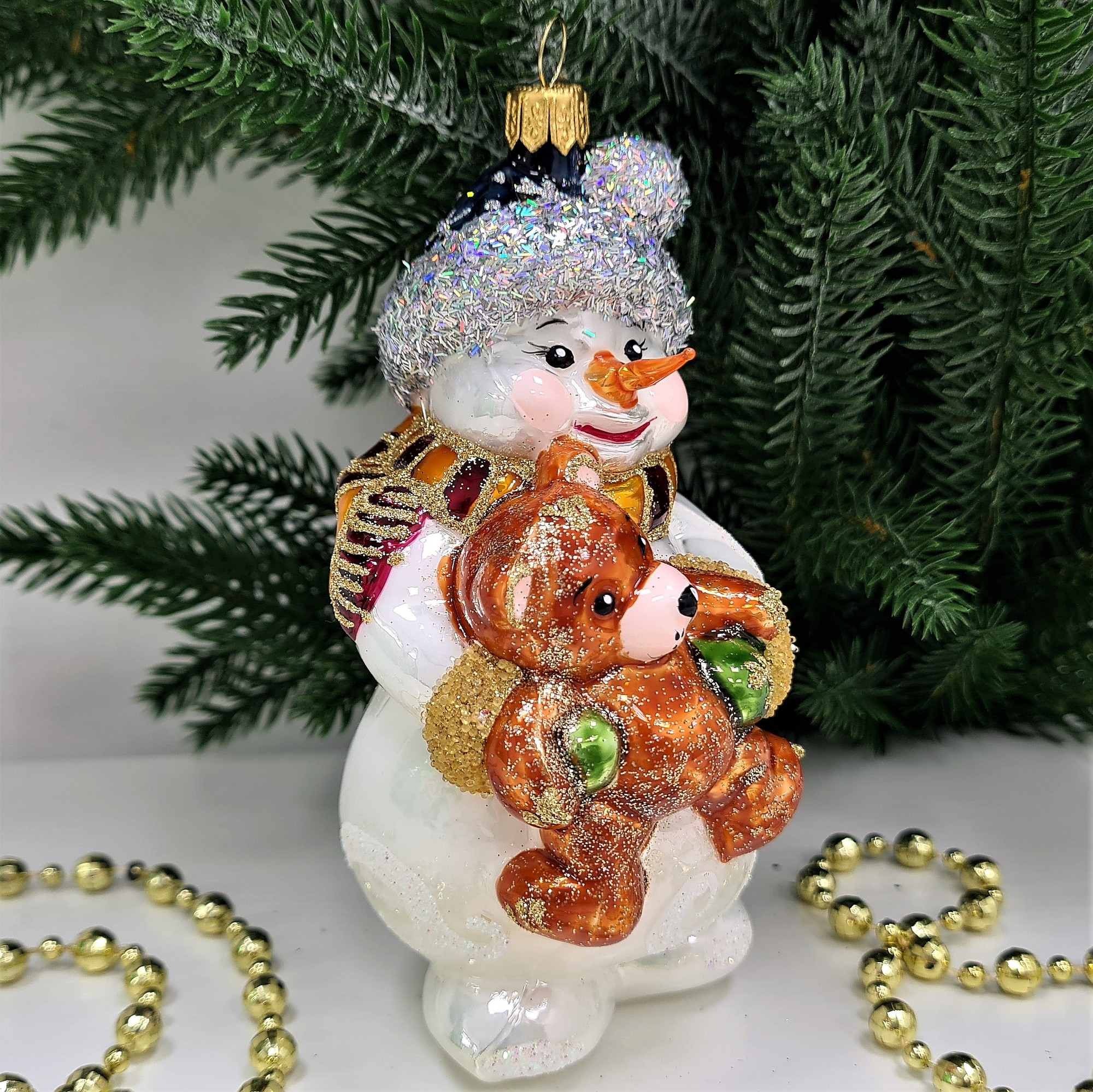 фото Стеклянная елочная игрушка Снеговик с мишкой