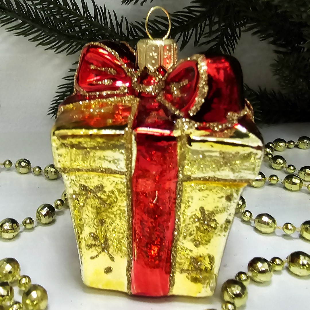 фото Стеклянная елочная игрушка Подарок