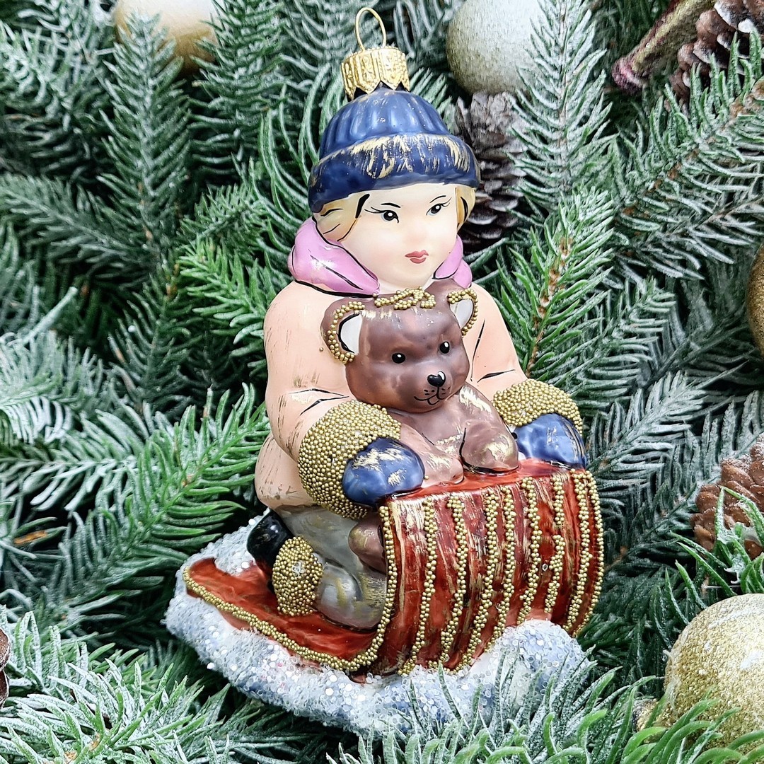 фото Стеклянная елочная игрушка Мальчик с мишкой на санях винтаж