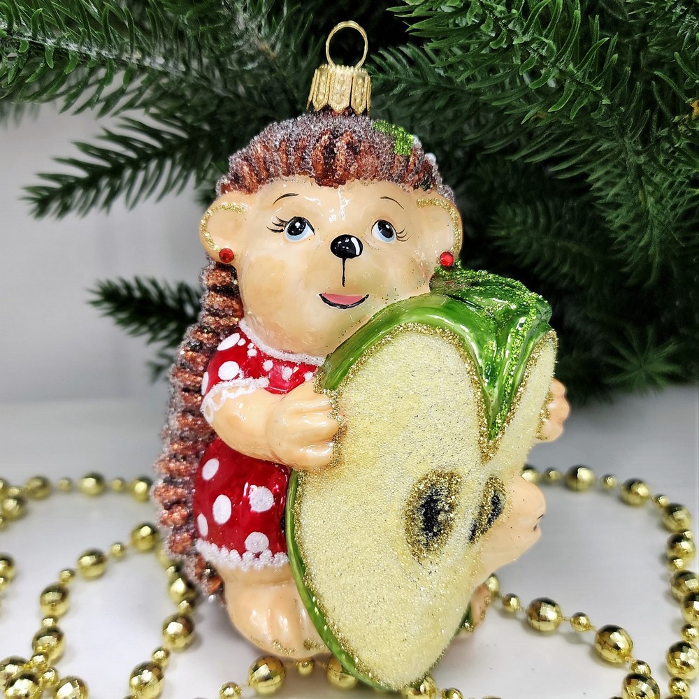 фото Стеклянная елочная игрушка Ежик с яблоком девочка