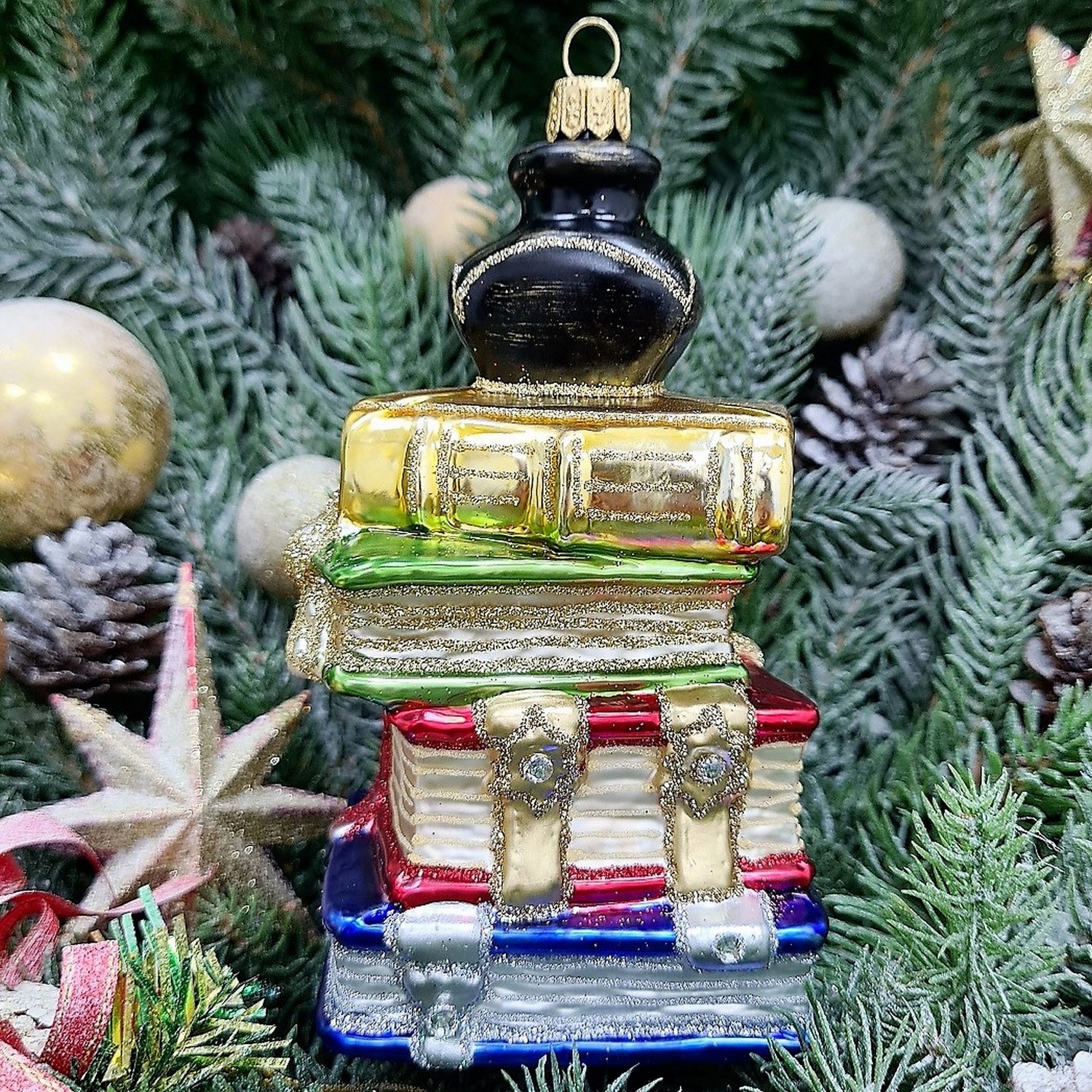 фото Стеклянная елочная игрушка Стопка книг цветная
