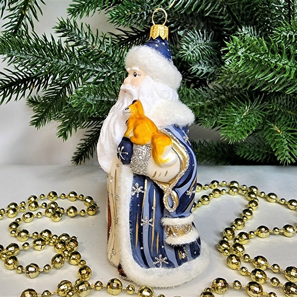 фото Стеклянная елочная игрушка Дед Мороз синий с белочкой