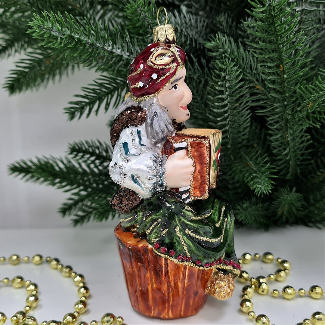 фото Стеклянная елочная игрушка Баба Яга с гармошкой