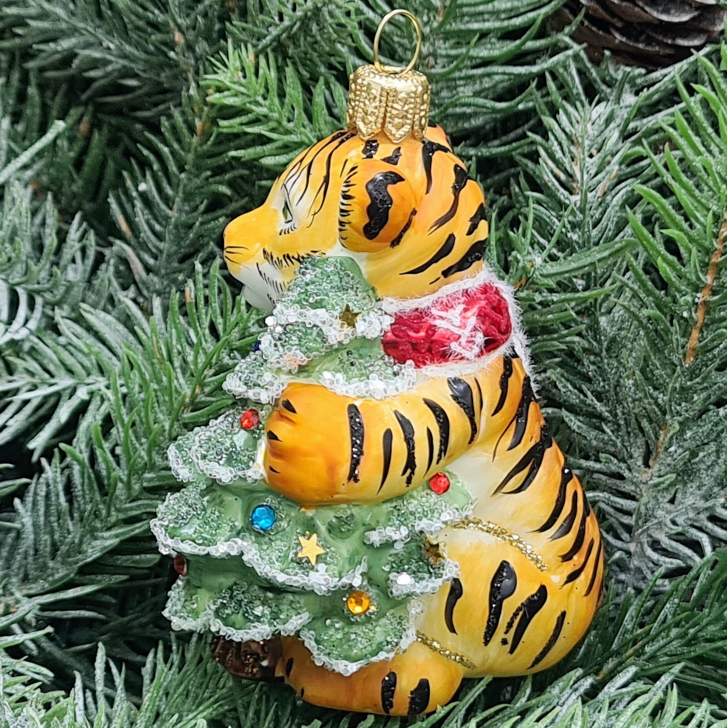 фото Стеклянная елочная игрушка Тигренок с елкой