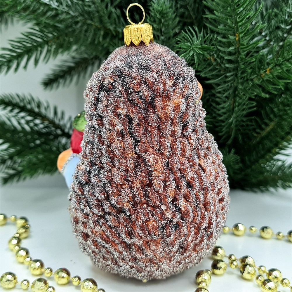 фото Стеклянная елочная игрушка Ежик с яблоком мальчик