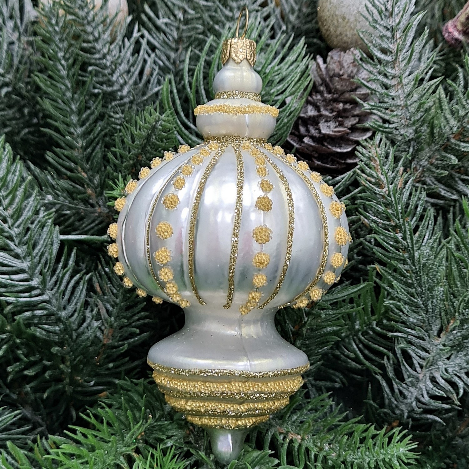 фото Стеклянная елочная игрушка Подвеска белая