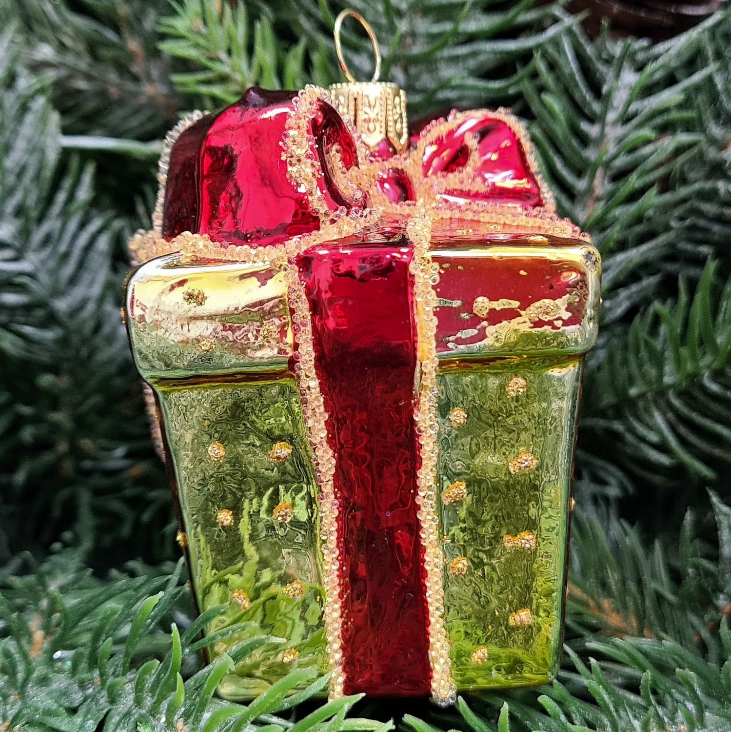 фото Стеклянная елочная игрушка Подарок