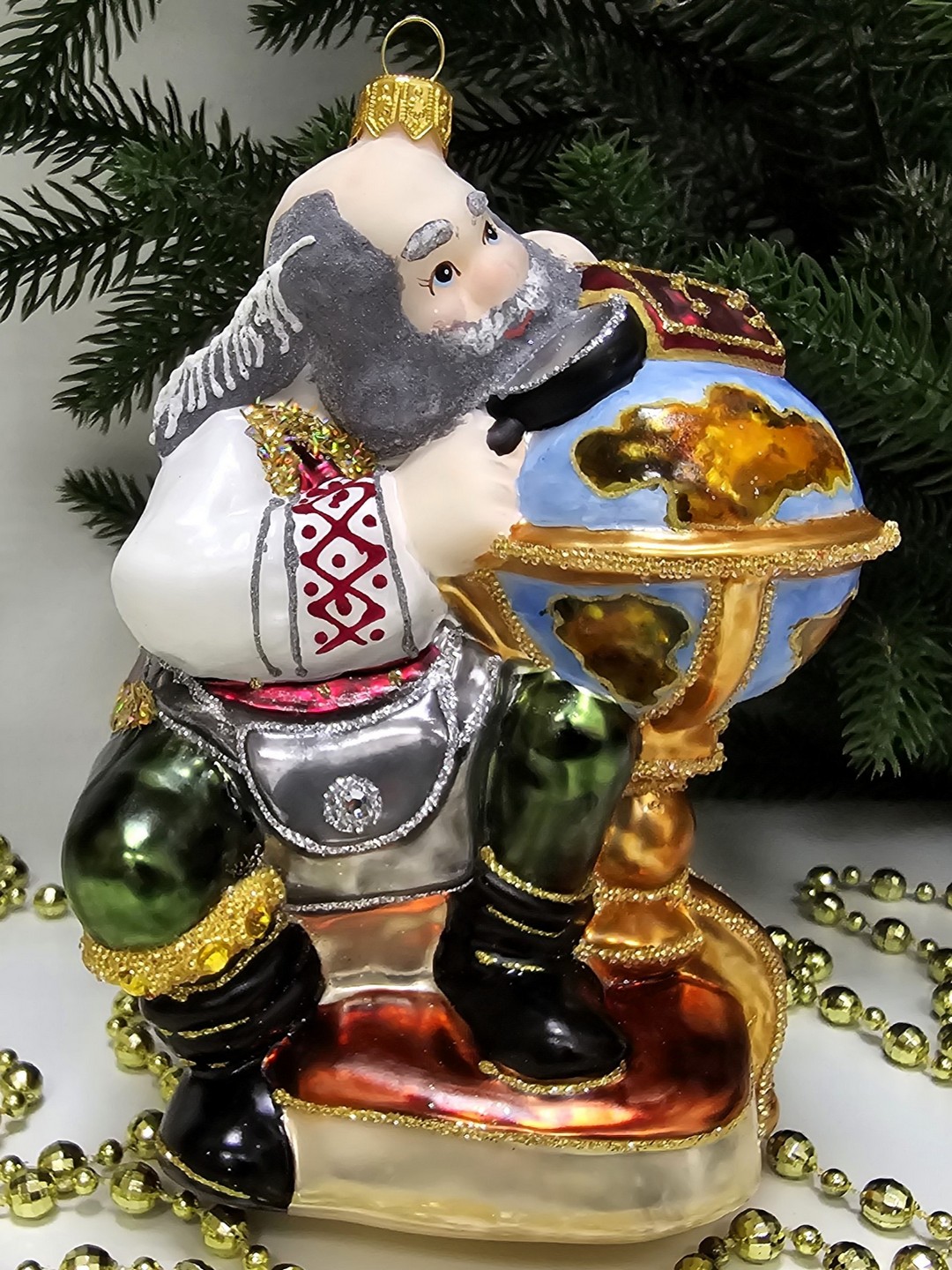 фото Стеклянная елочная игрушка Санта с глобусом