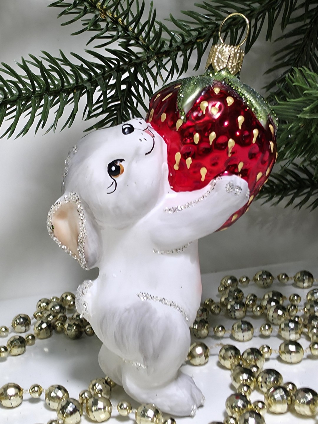 фото Стеклянная елочная игрушка Зайчик с клубникой