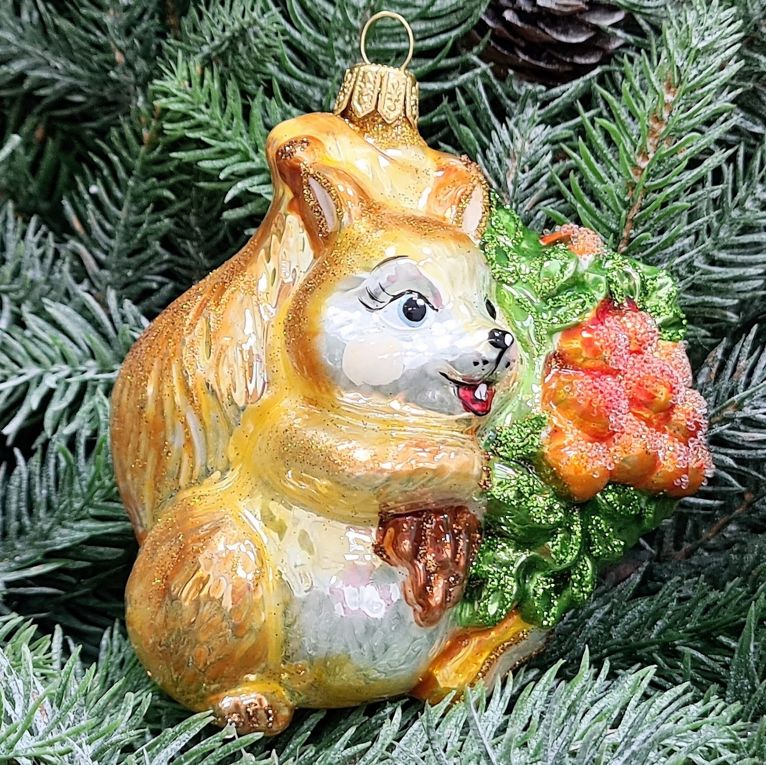 фото Стеклянная елочная игрушка Белочка с рябиной