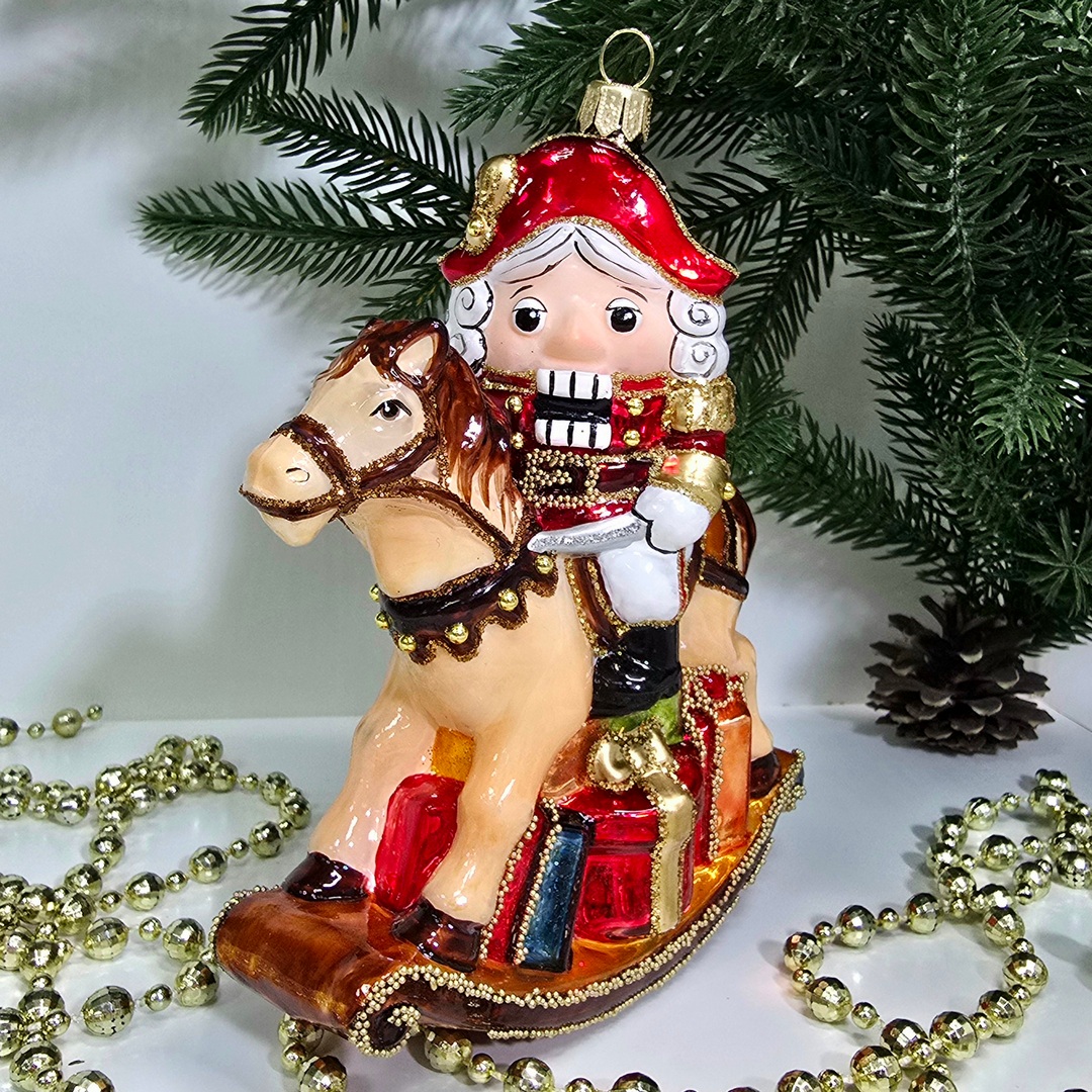 фото Irena-Co Стеклянная елочная игрушка Щелкунчик на лошадке