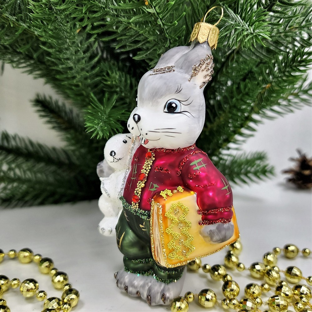 фото Стеклянная елочная игрушка Зайчик с зайкой и книгой