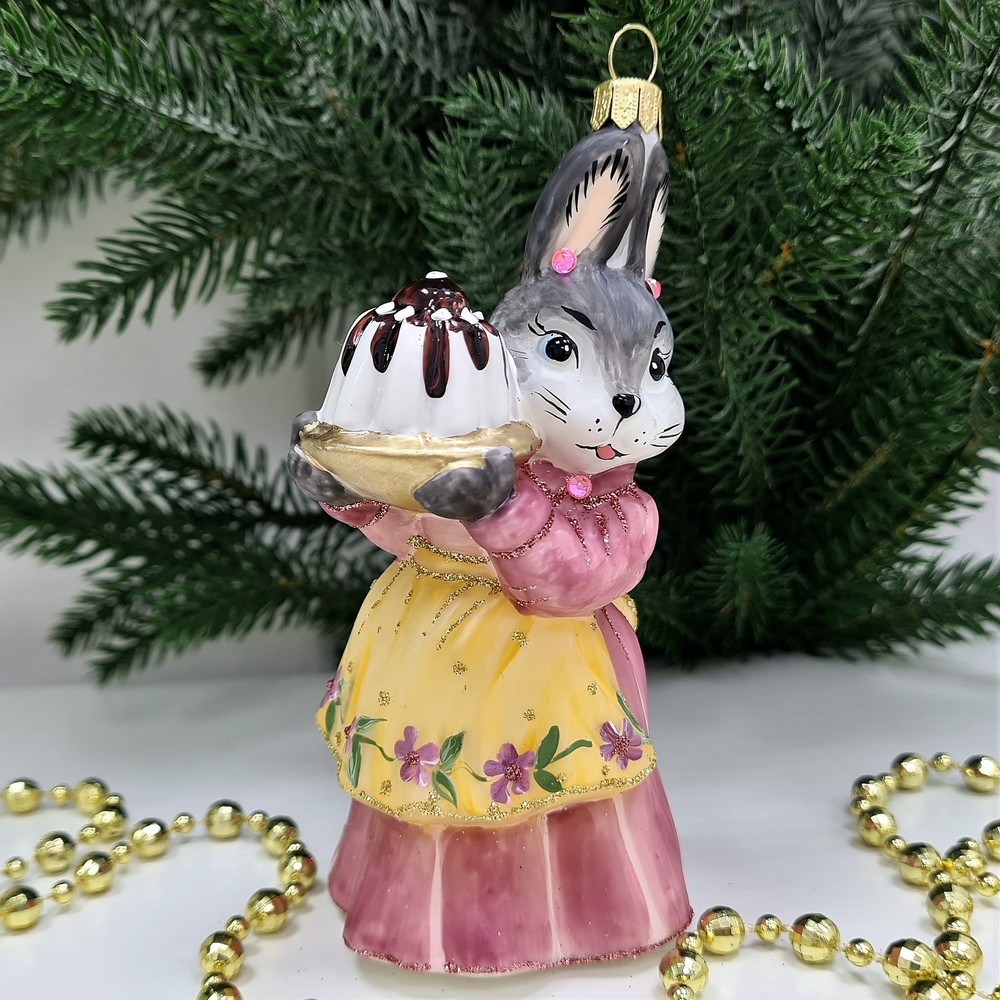 фото Стеклянная елочная игрушка Зайчиха с тортом-2