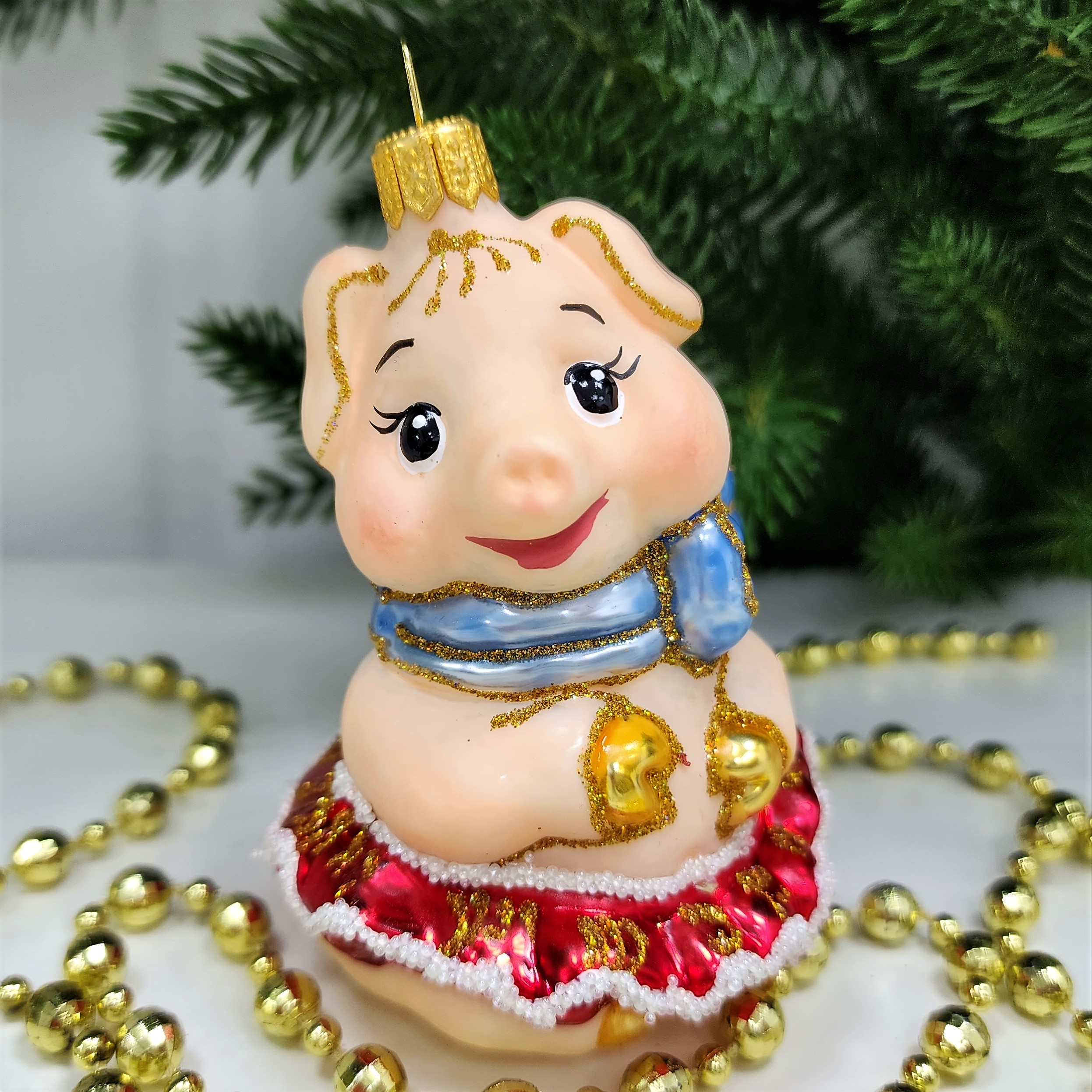 фото Стеклянная елочная игрушка Свинка девочка