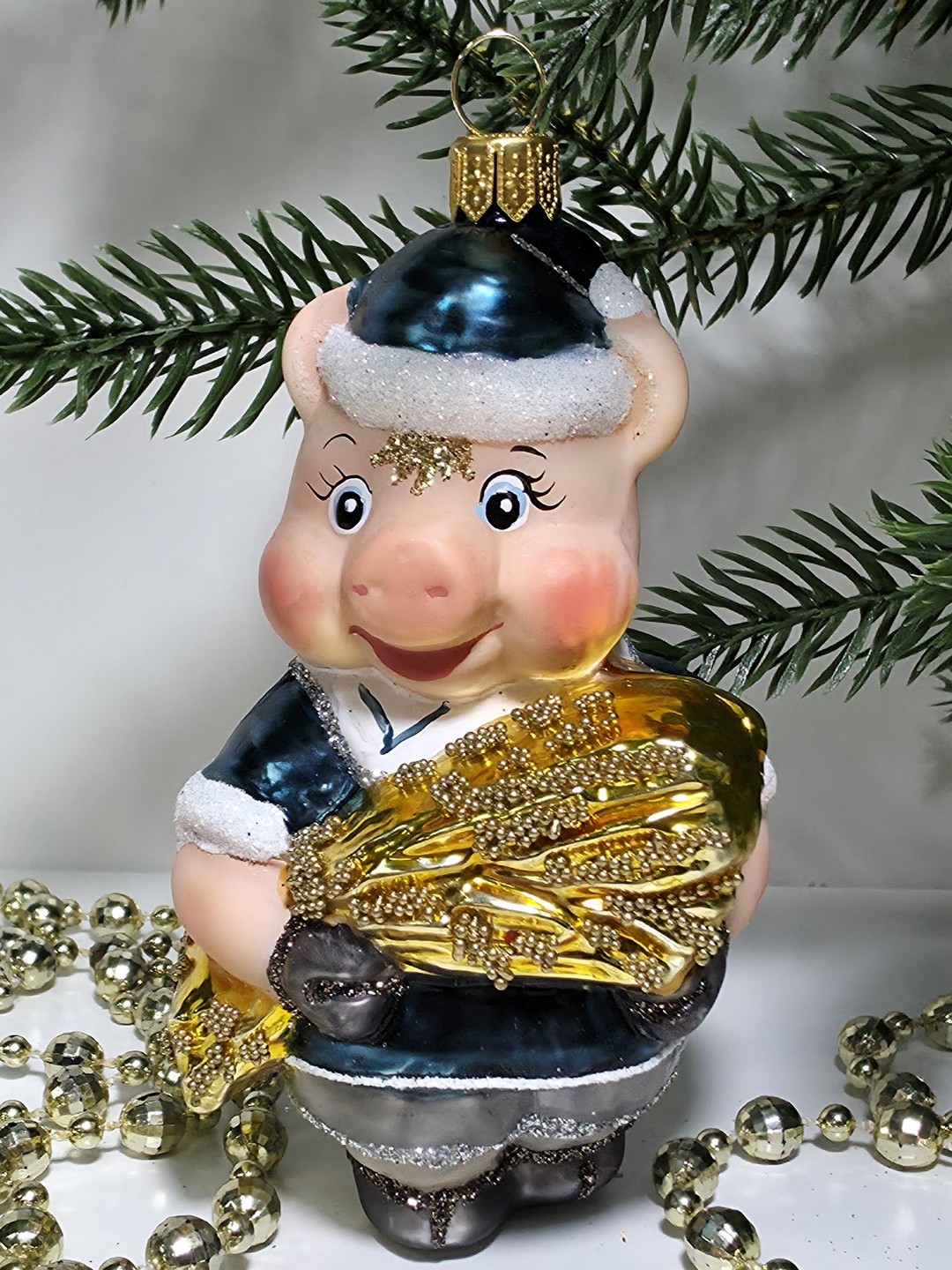 фото Стеклянная елочная игрушка Поросенок Ниф-Ниф с сеном