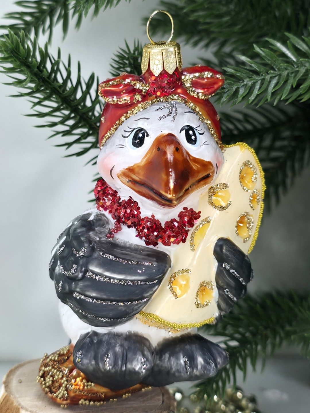 фото Стеклянная елочная игрушка Сорока с сыром