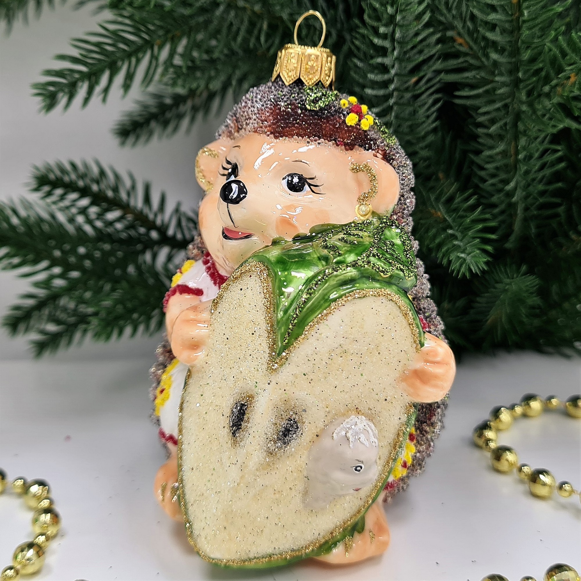 фото Стеклянная елочная игрушка Ежик с яблоком девочка