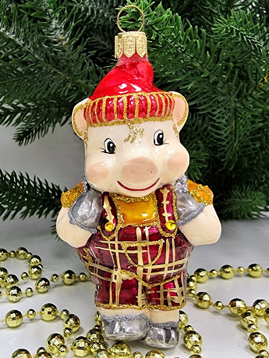 фото Стеклянная елочная игрушка Поросенок с дровами