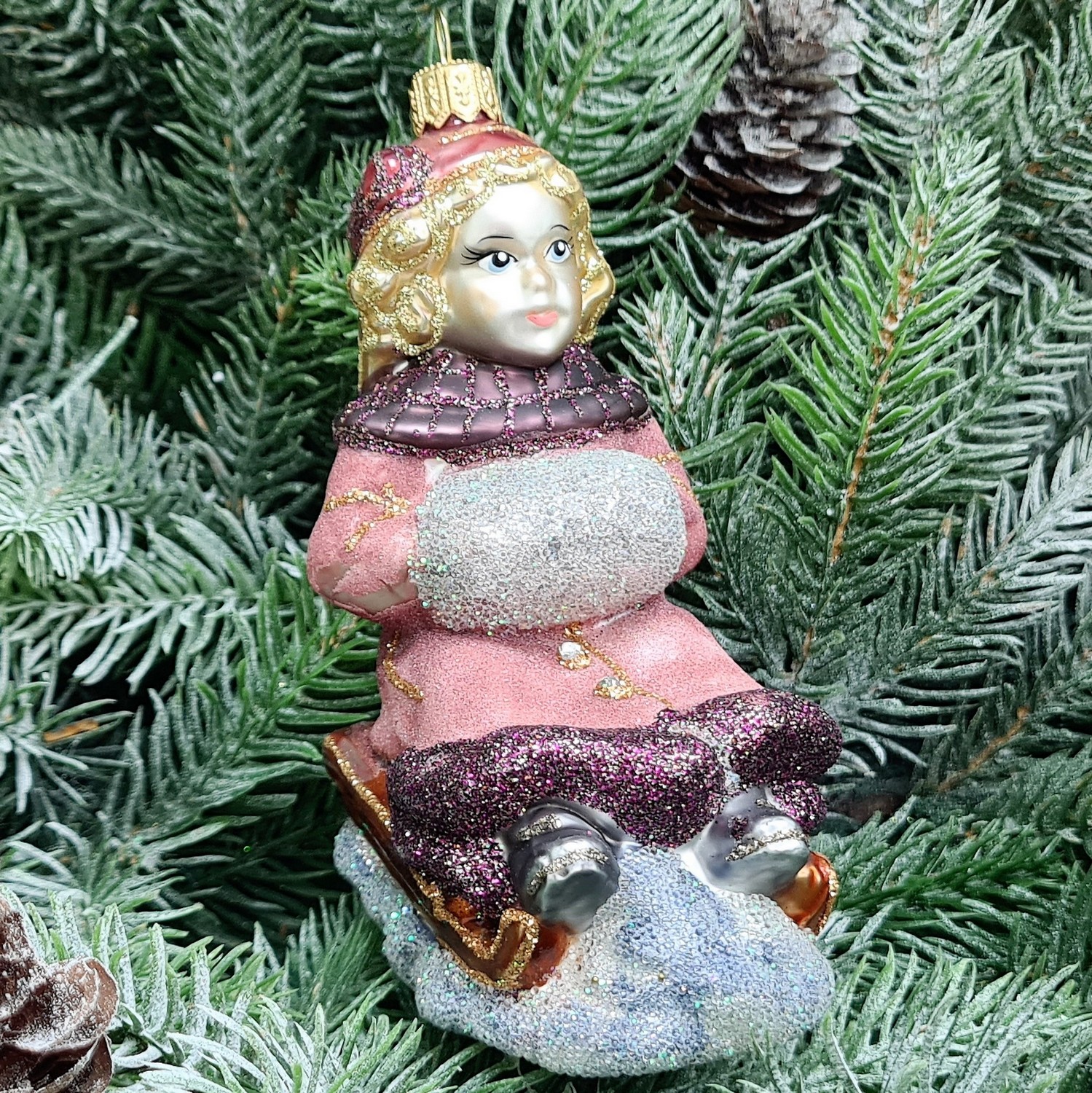 фото Стеклянная елочная игрушка Девочка на санях сахар