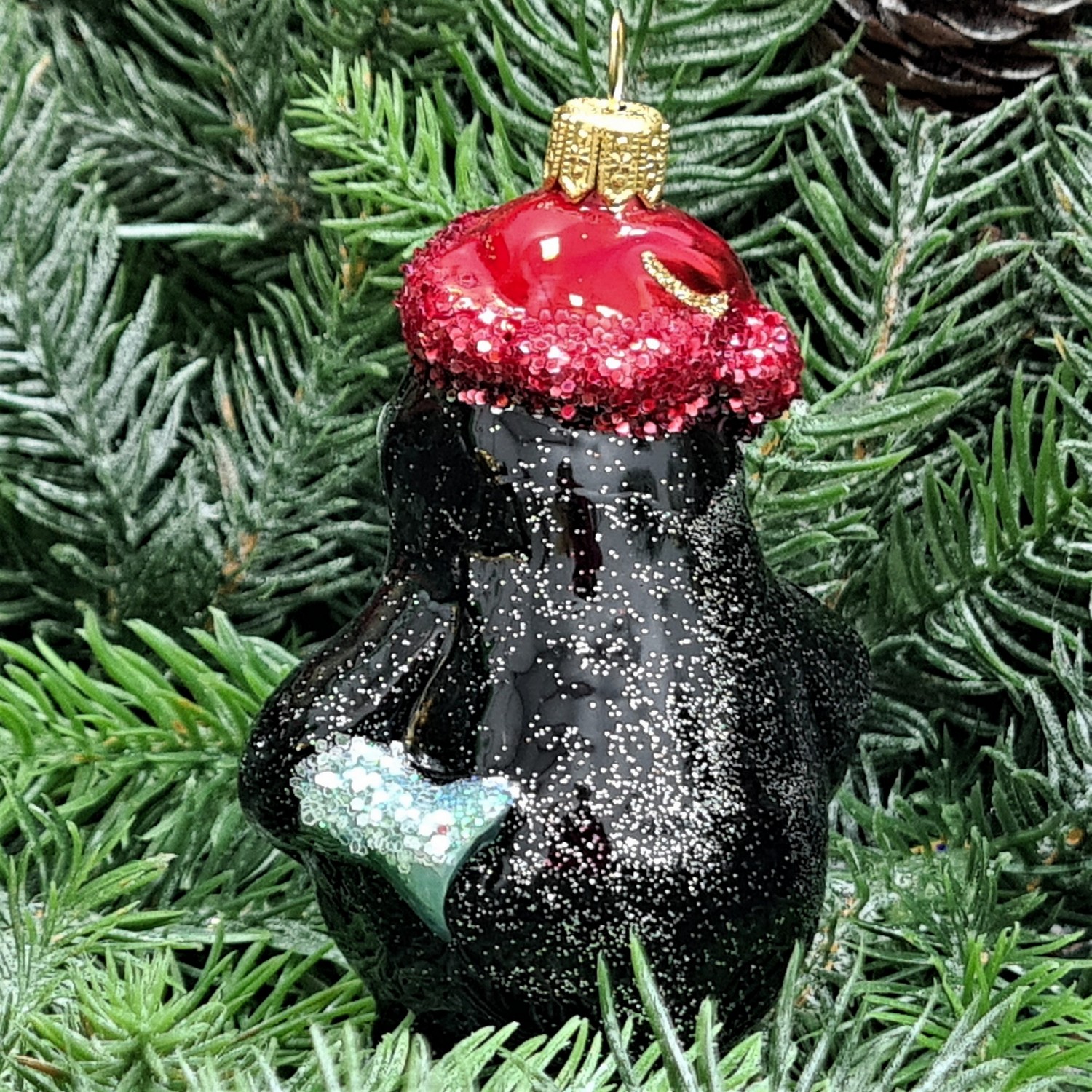 фото Стеклянная елочная игрушка Пингвин с рыбой