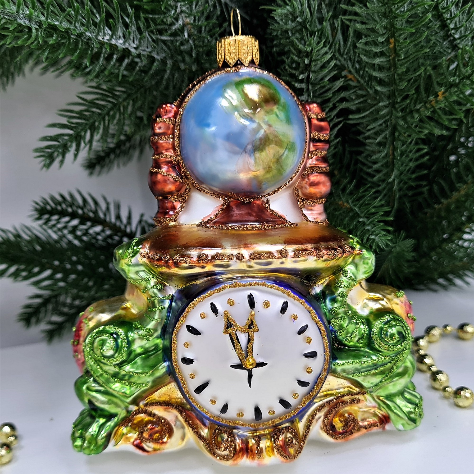 фото Стеклянная елочная игрушка Часы с глобусом