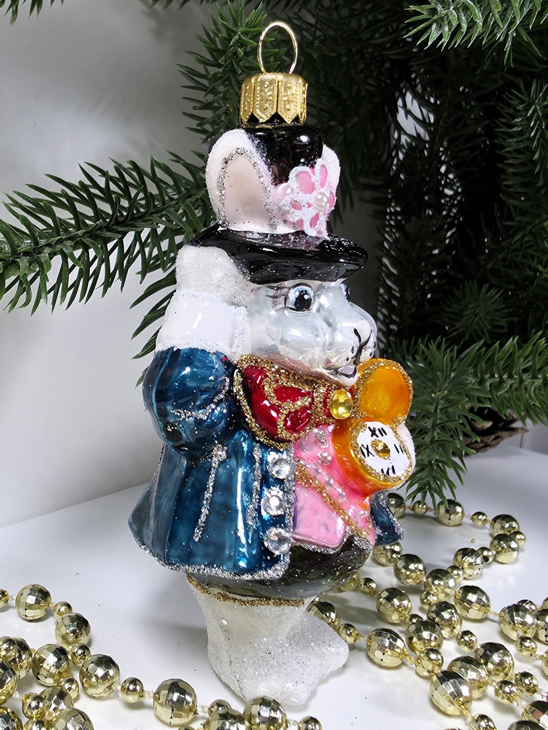 фото Стеклянная елочная игрушка Белый кролик с часами