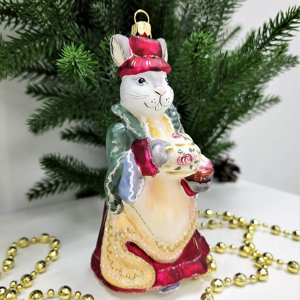 фото Стеклянная елочная игрушка Зайчиха с чайником бордо