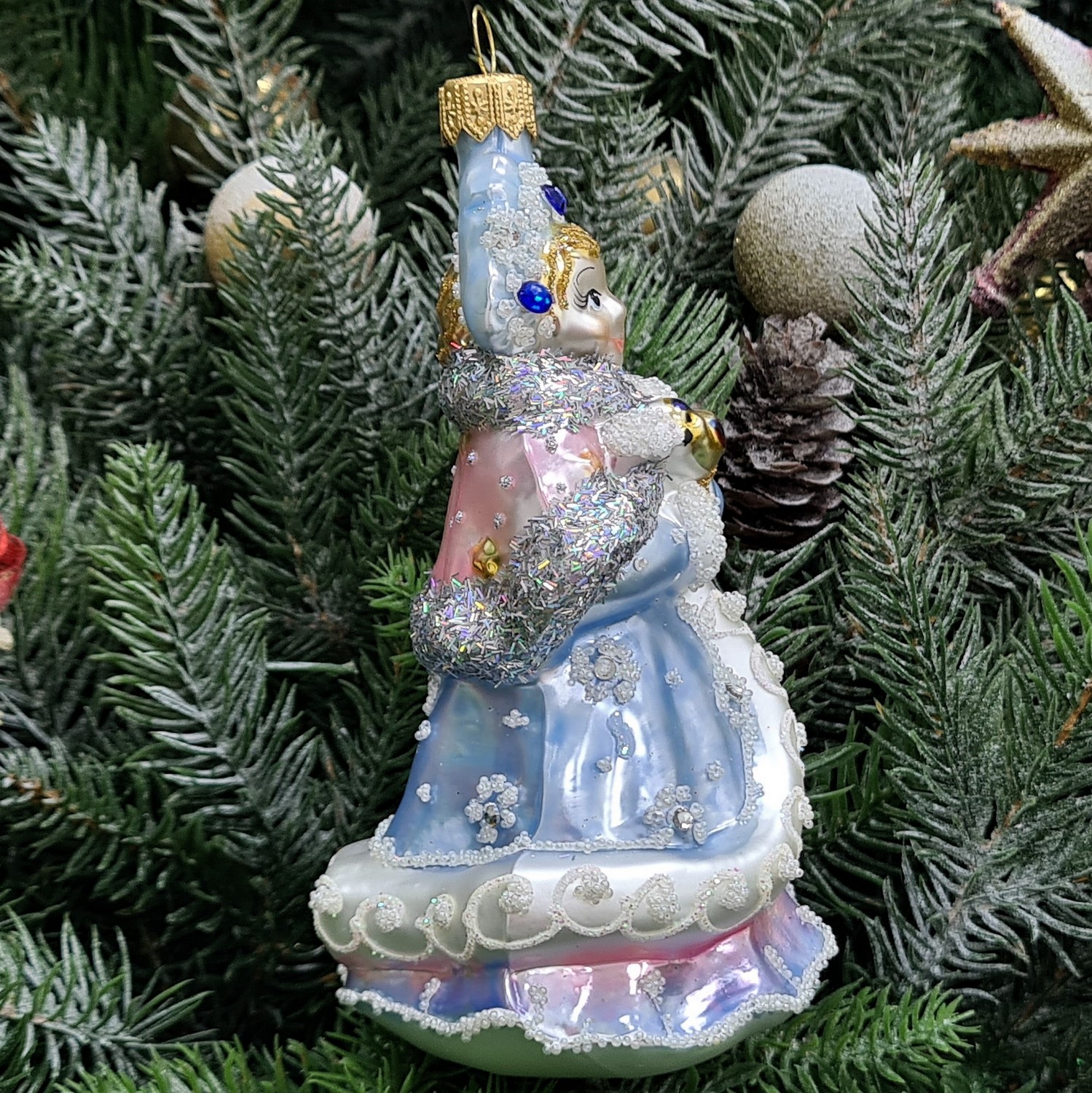 фото Стеклянная елочная игрушка Снегурочка с птичкой