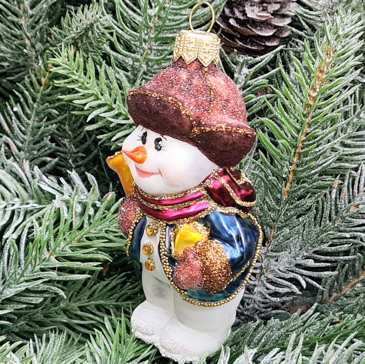 фото Стеклянная елочная игрушка Снеговик с колокольчиком крем