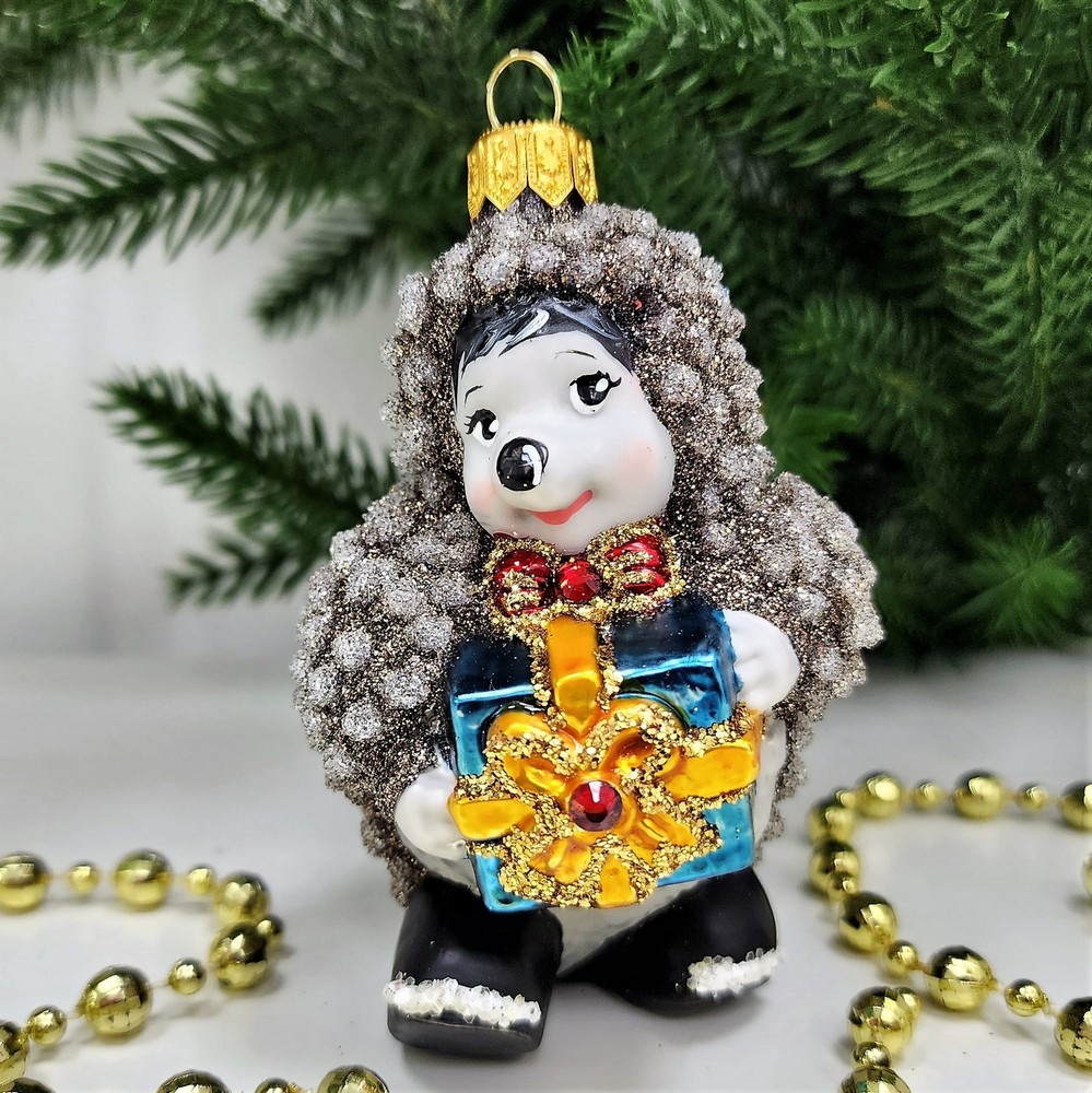 фото Стеклянная елочная игрушка Ежик с подарком крем