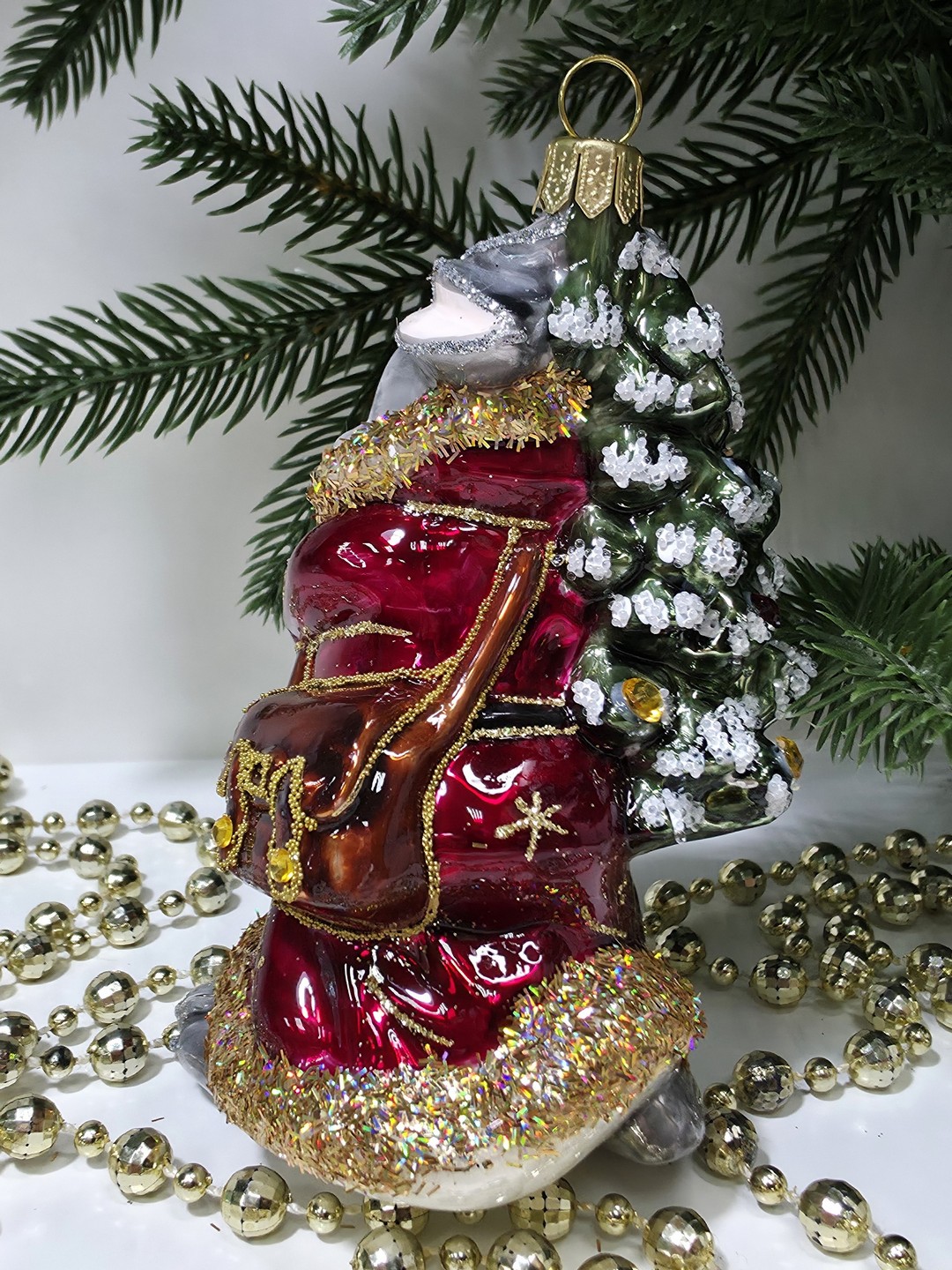 фото Стеклянная елочная игрушка Заяц с елкой