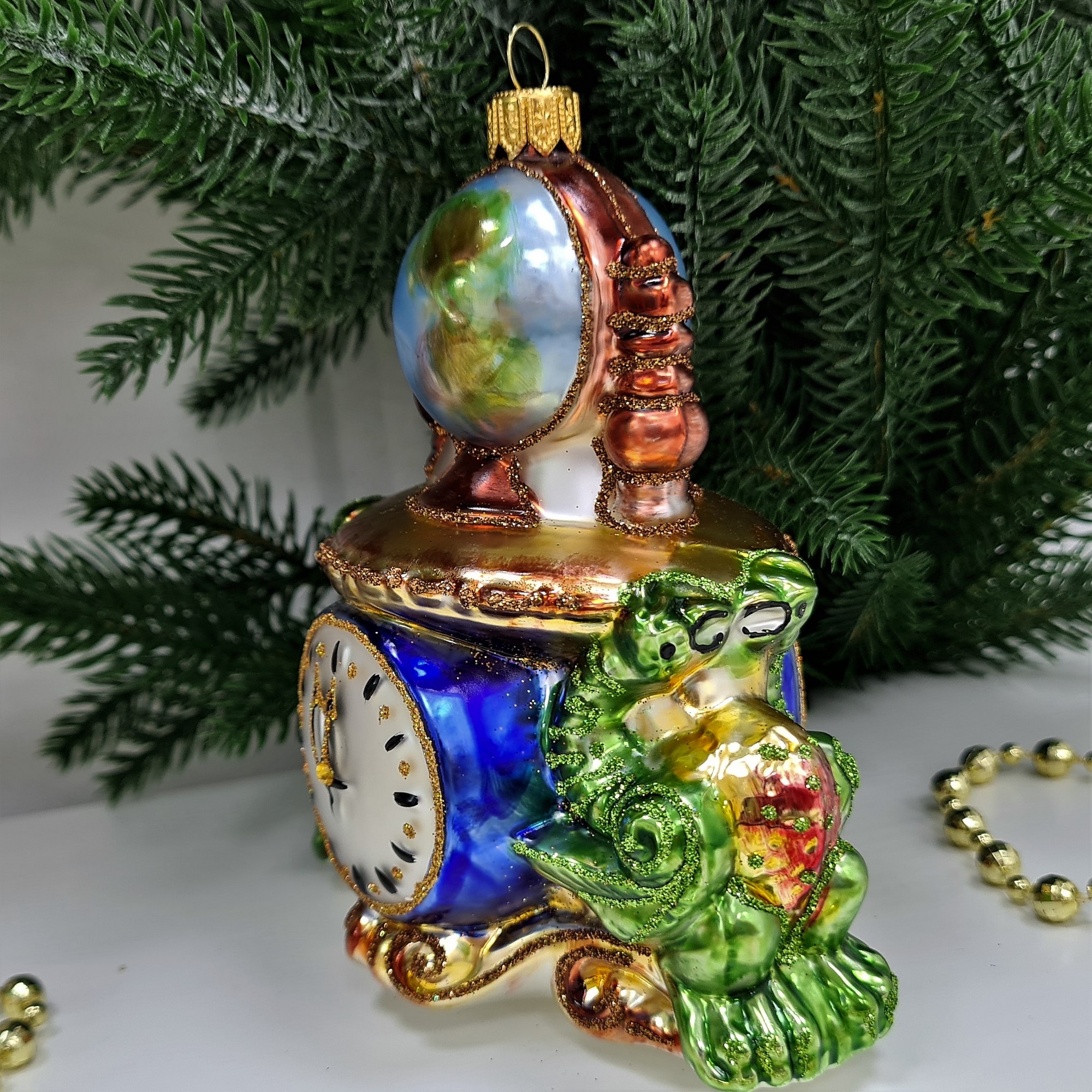 фото Стеклянная елочная игрушка Часы с глобусом