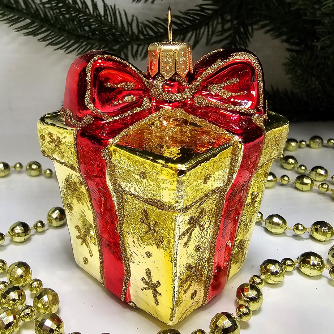 фото Стеклянная елочная игрушка Подарок