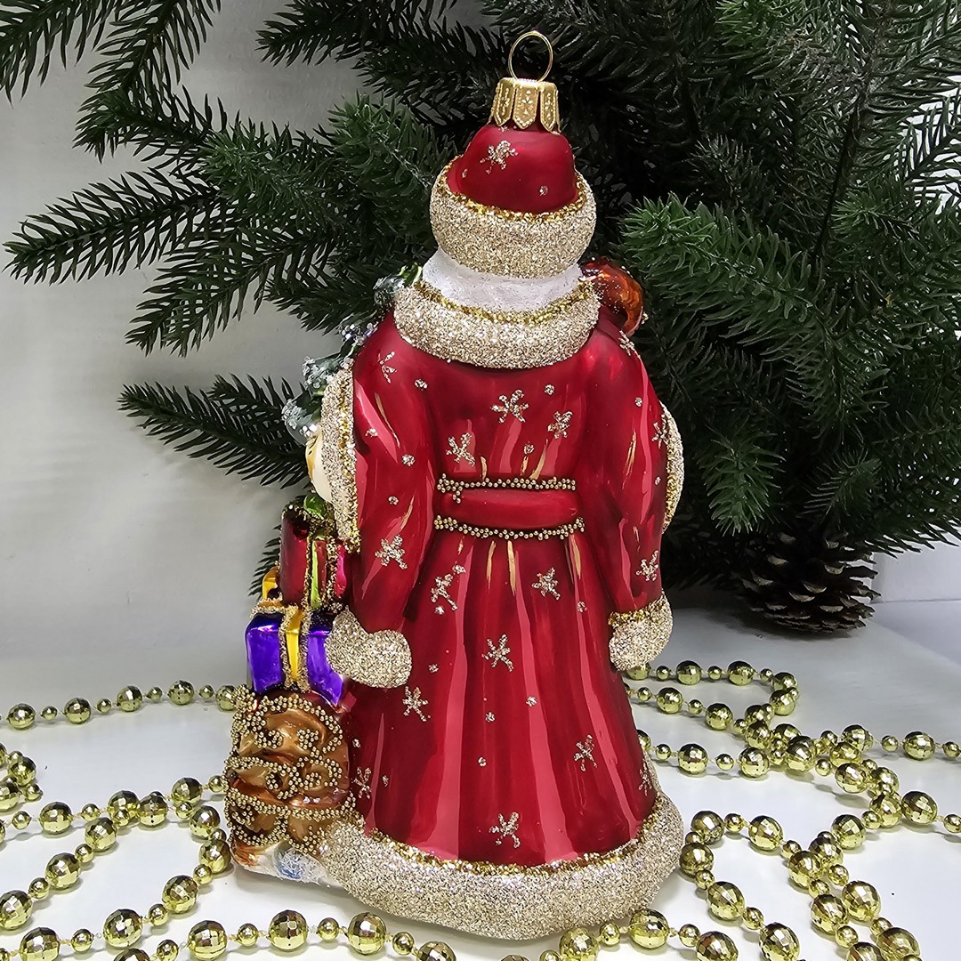 фото Стеклянная елочная игрушка Дед Мороз с подарками красный