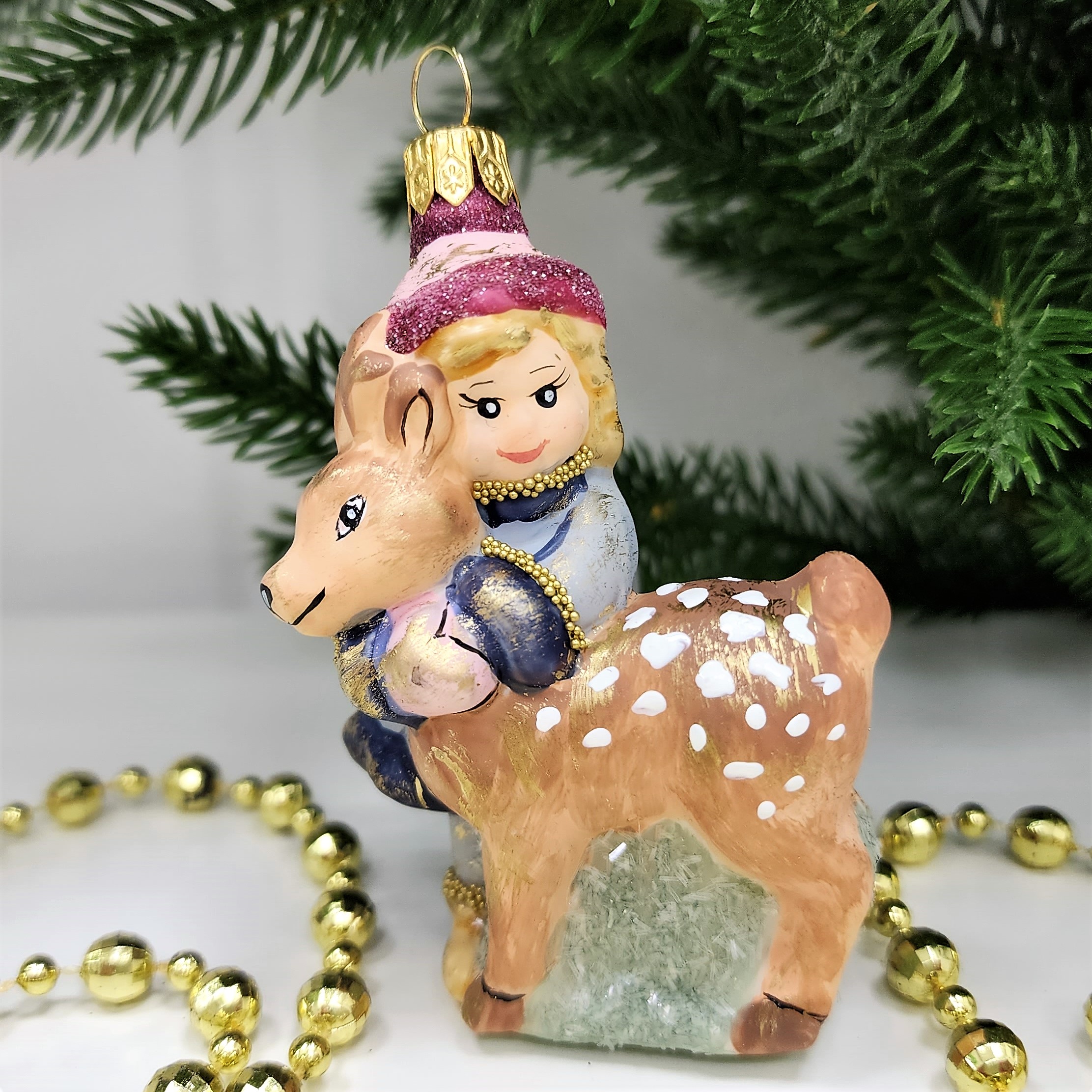фото Стеклянная елочная игрушка Девочка с олененком