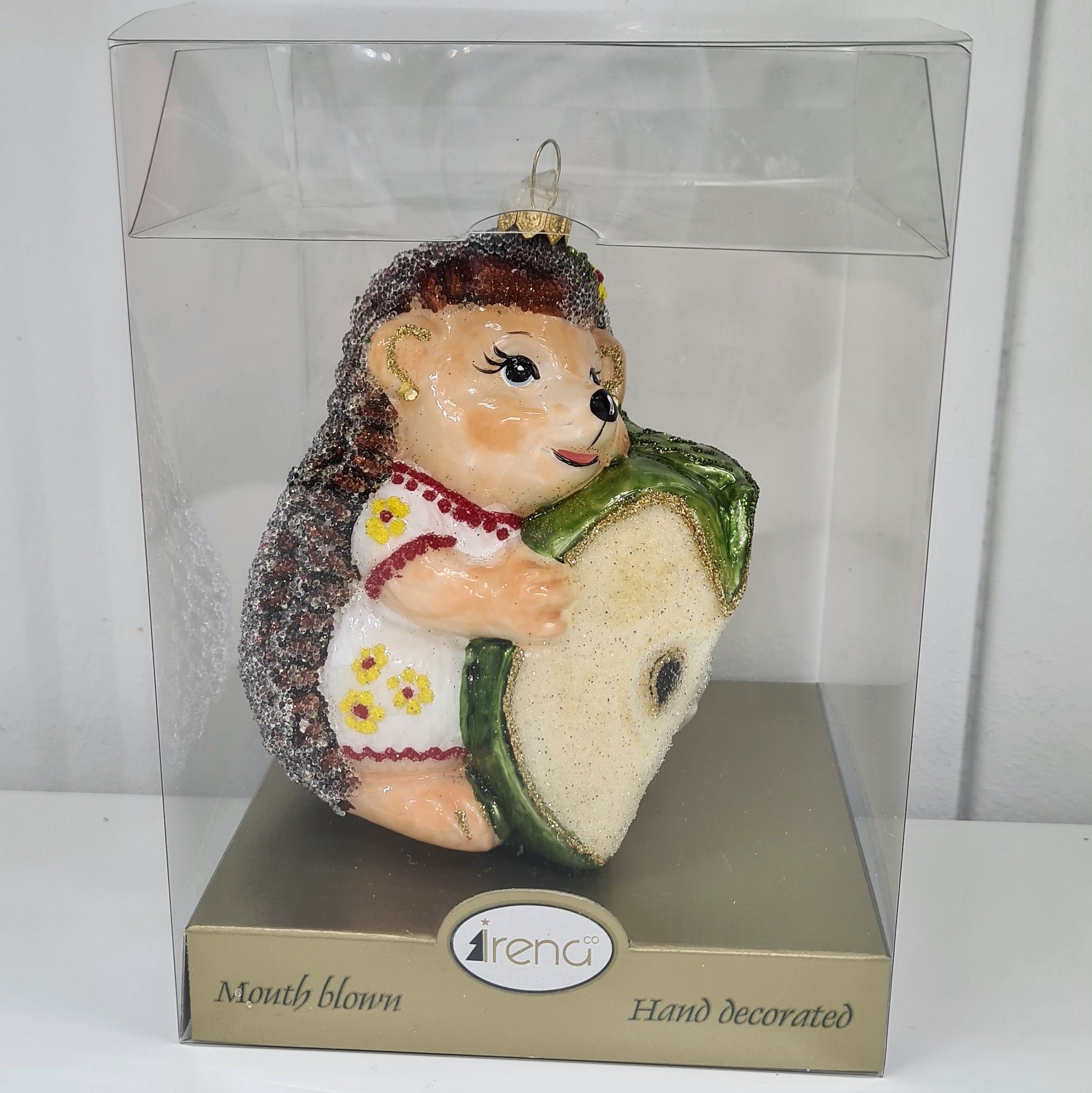 фото Стеклянная елочная игрушка Ежик с яблоком девочка