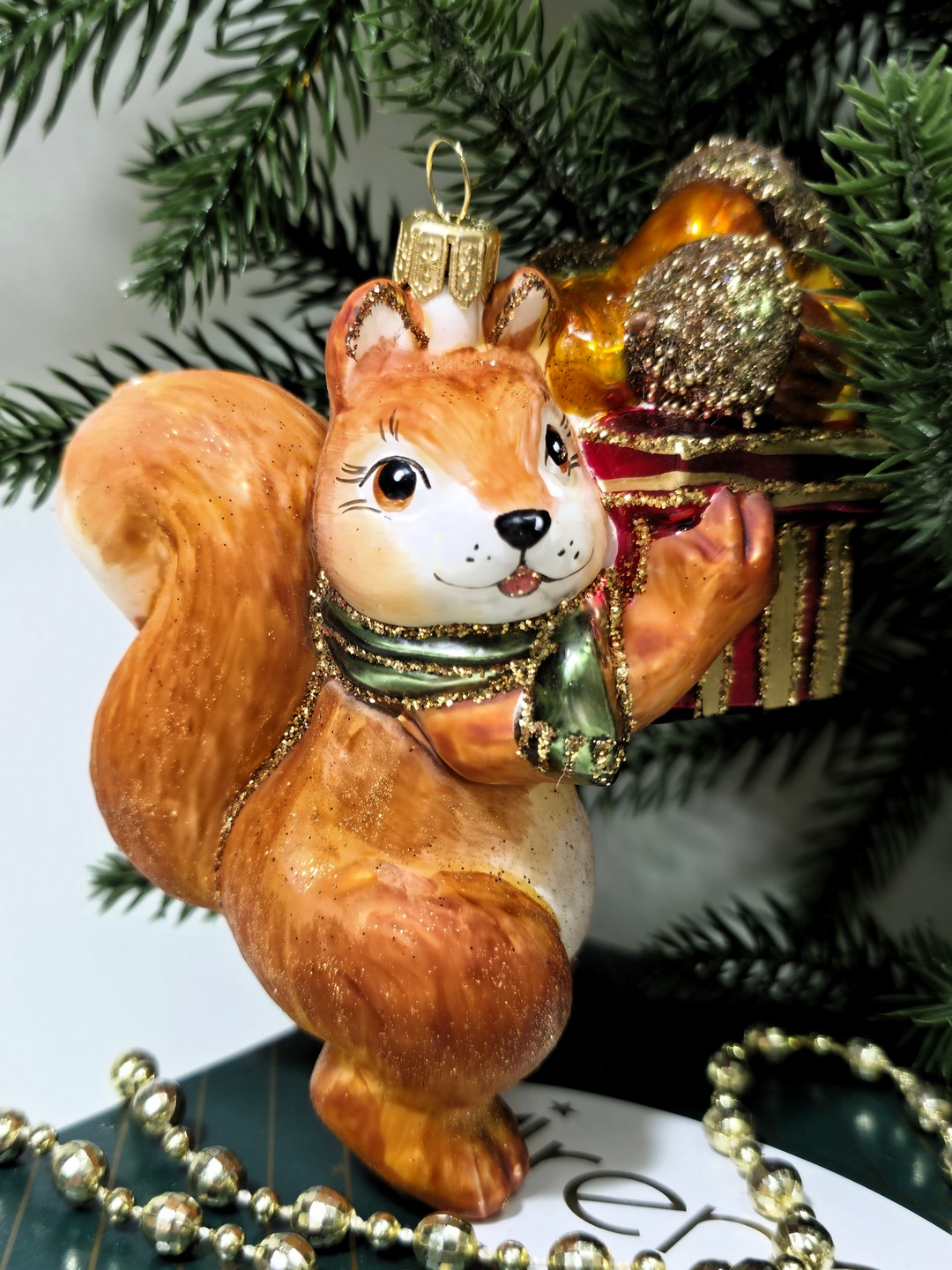 фото Стеклянная елочная игрушка Белка с подарками
