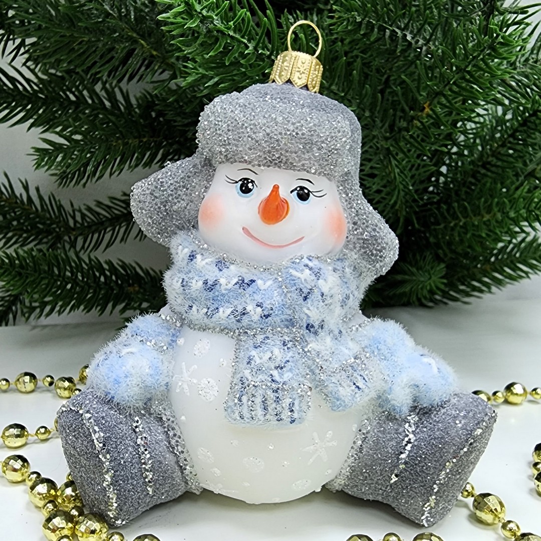 фото Стеклянная елочная игрушка Снеговик в валенках