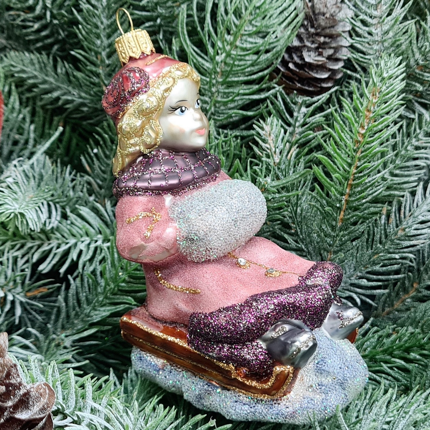 фото Стеклянная елочная игрушка Девочка на санях сахар