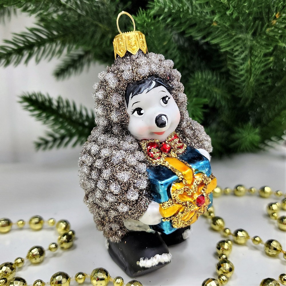 фото Стеклянная елочная игрушка Ежик с подарком крем