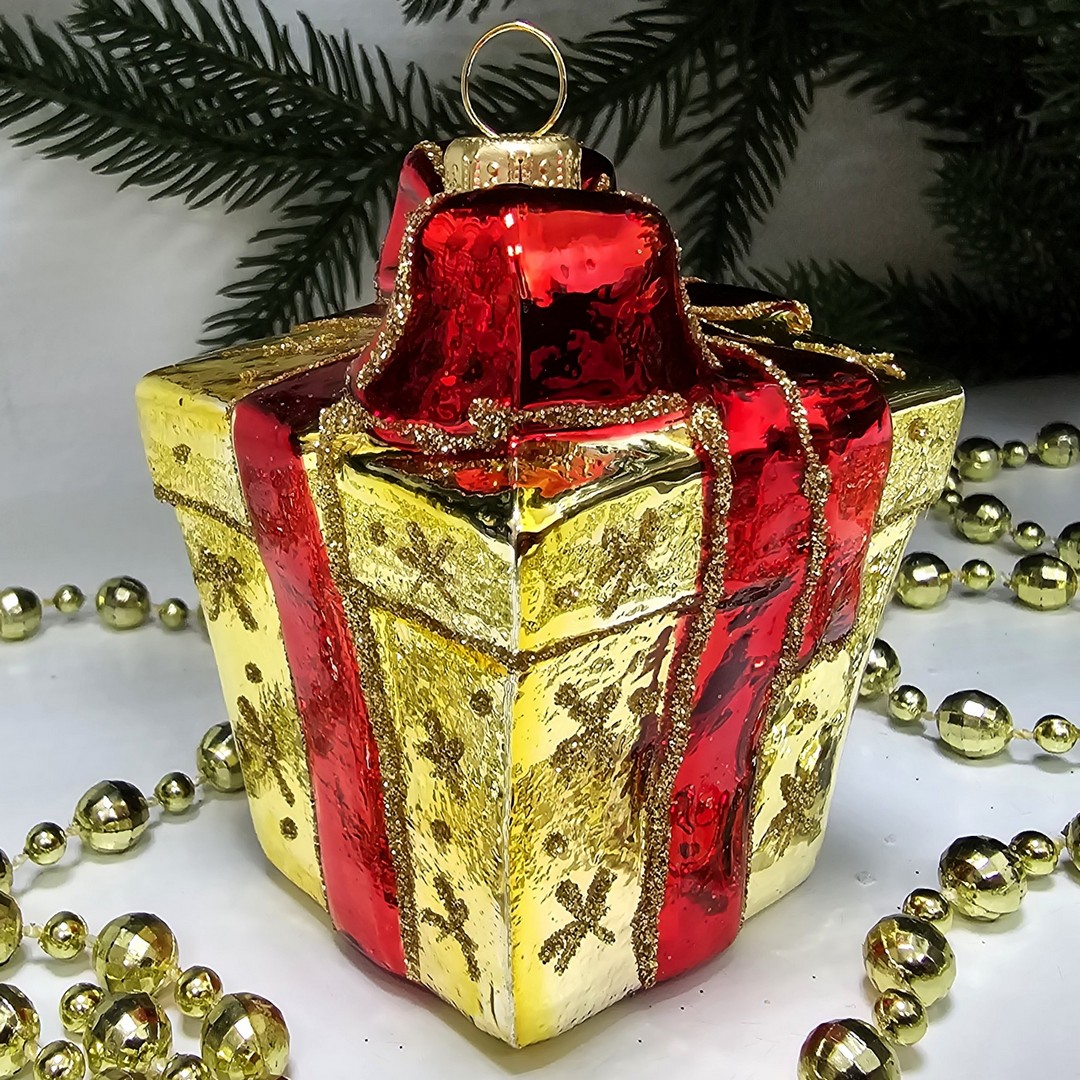 фото Стеклянная елочная игрушка Подарок