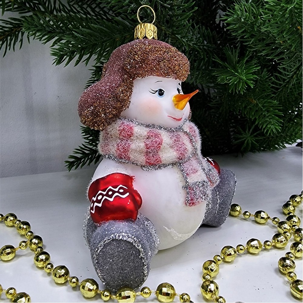 фото Стеклянная елочная игрушка Снеговик в валенках