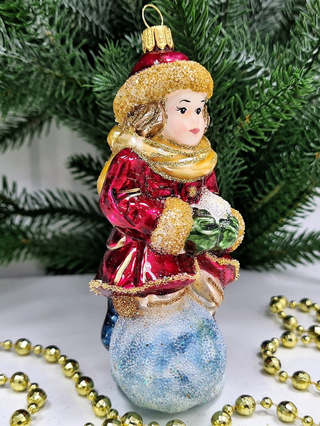 фото Стеклянная елочная игрушка Девочка со снежком бордо